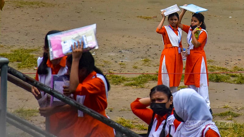চট্টগ্রাম নগরীর দামপাড়ায় বৃহস্পতিবার অসময়ের গুঁড়ি গুঁড়ি বৃষ্টিতে ভোগান্তিতে পড়ে স্কুল শিক্ষার্থীরা।&amp;nbsp;ছবি: সুমন বাবু