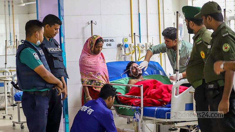 অবরোধের প্রথম দিন রোববার সকালে ঢাকার মেরাদিয়ায় বাসে আগুনের ঘটনায় দগ্ধ হন এটির চালক মো. সবুজ শেখ। পরে তাকে শেখ হাসিনা জাতীয় বার্ন অ্যান্ড প্লাস্টিক সার্জারি ইনস্টিটিউটে ভর্তি করা হয়।&amp;nbsp;ছবি: তাওহীদুজ্জামান তপু