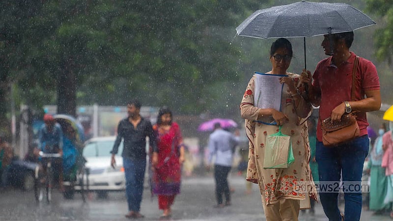 রাজধানীতে শুক্রবার সকালে গুঁড়িগুঁড়ি বৃষ্টি থাকলেও দুপুরের দিকে বাড়ে তীব্রতা। দুপুরের বৃষ্টিতে ঢাকা বিশ্ববিদ্যালয়ের টিএসসি এলাকা।&amp;nbsp;ছবি: তাওহীদুজ্জামান তপু