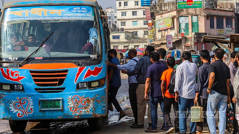 ঢাকার মোহাম্মদপুর বাসস্ট্যান্ড এলাকায় অবরোধের প্রথম দিন রোববার সকালে যাত্রীরা লাইন ধরে বাসে উঠছেন।&amp;nbsp;ছবি: তাওহীদুজ্জামান তপু