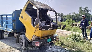 বগুড়ায় মহাসড়কে ‘পেট্রোল’ ঢেলে ট্রাকে আগুন