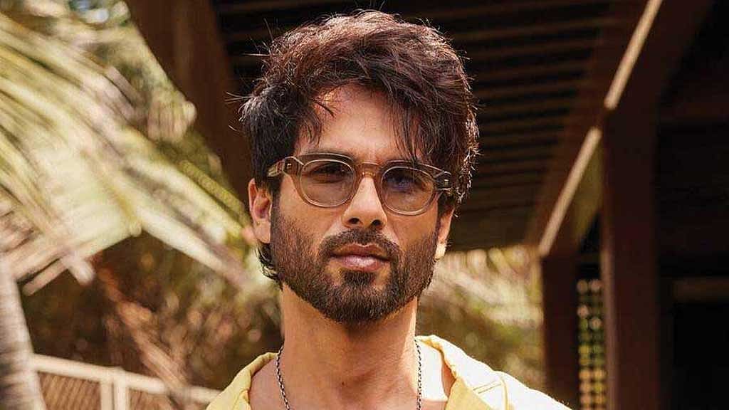 মঞ্চে নাচতে গিয়ে পড়ে গেলেন শাহিদ