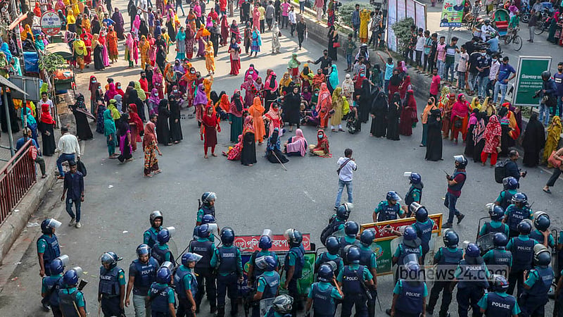 ঢাকার মিরপুরে রোববার সকালে সড়ক বসে অবরোধ করেন পোশাক শ্রমিকরা।