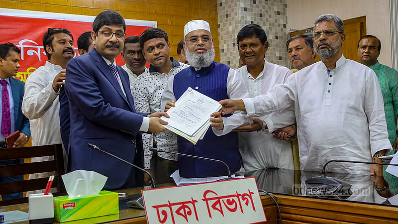 ঢাকার সেগুনবাগিচায় বৃহস্পতিবার রিটার্নিং কর্মকর্তার কার্যালয় এসে মনোনয়নপত্র জমা দেন ঢাকা-১৮ আসনের নৌকার প্রার্থী মোহাম্মদ হাবিব হাসান।