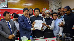 শেষ দিনে মনোনয়নপত্র জমা দিলেন তারা