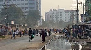 আশুলিয়ায় শ্রমিক-পুলিশ ধাওয়া-পাল্টা ধাওয়া, গুলিবিদ্ধ ৩