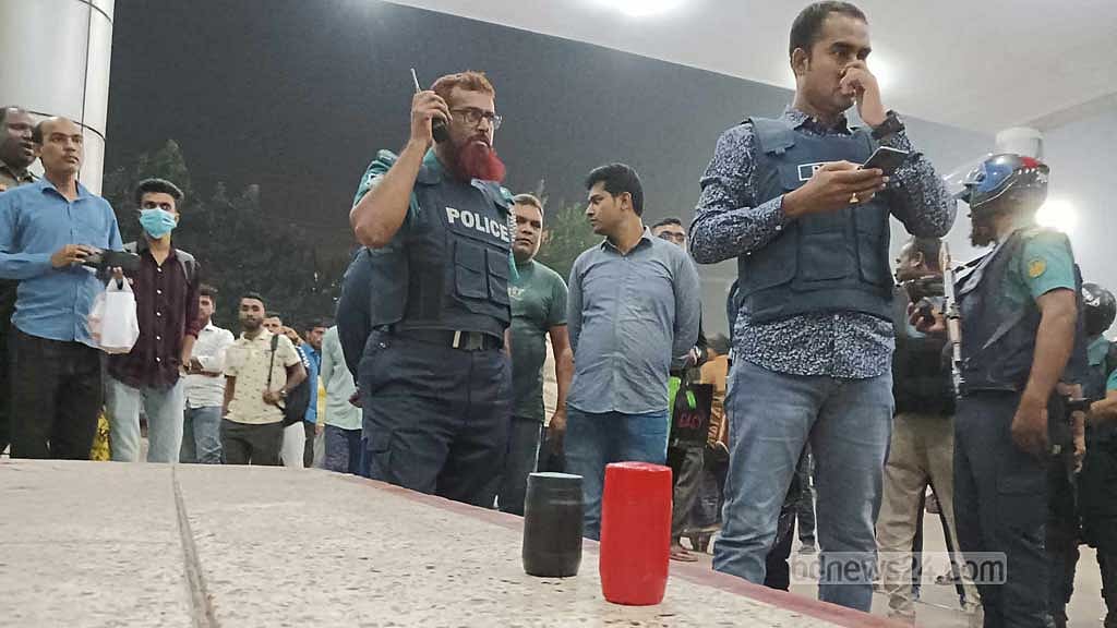 অবরোধের মধ্যে রাজশাহী রেল স্টেশনে হাত বোমা