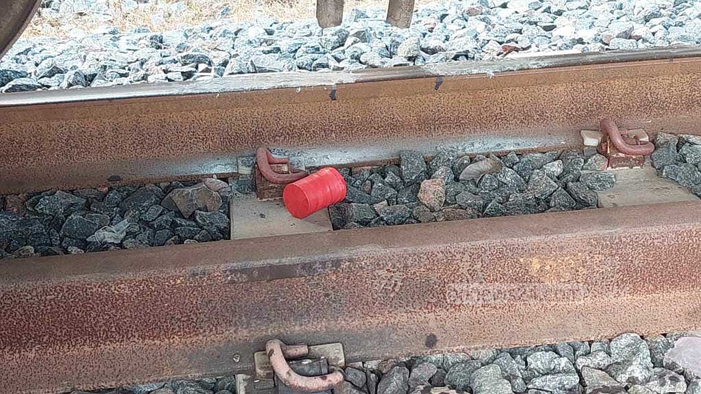 পাবনার ঈশ্বরদী রেল জংশনে বোমা সদৃশ্য বস্তু