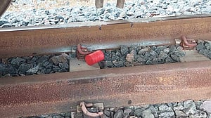 পাবনার ঈশ্বরদী রেল জংশনে বোমা সদৃশ্য বস্তু