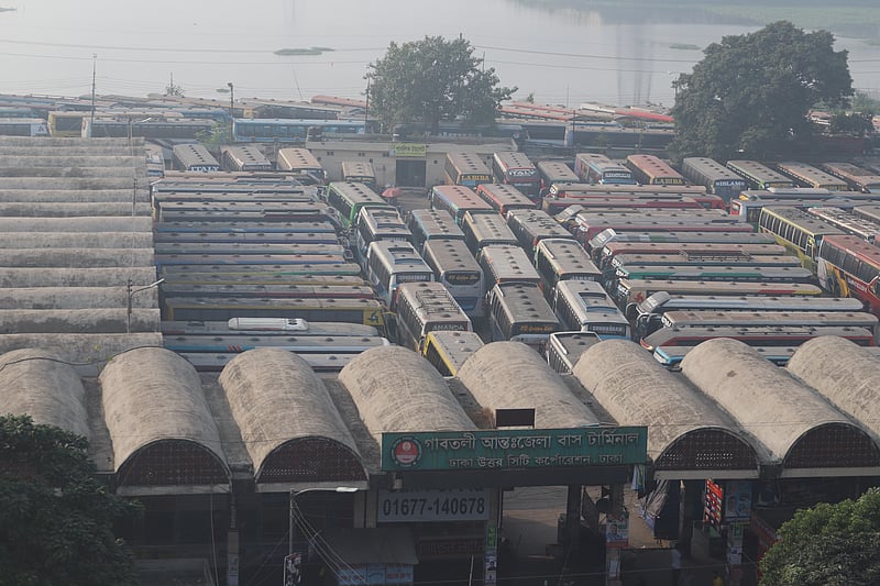 বিএনপির ডাকা টানা ৪৮ ঘণ্টার অবরোধের প্রথম দিন বুধবার সকালের ভাগে ঢাকার গাবতলী টার্মিনাল থেকে ছেড়ে যায়নি দূরপাল্লার বাস।