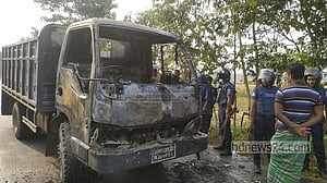 রাজশাহীতে পণ্যবাহী ট্রাকে পেট্রোল বোমা নিক্ষেপ