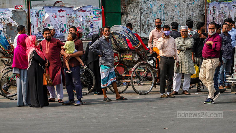 বিএনপি-জামায়াতের ডাকা অবরোধের দ্বিতীয় দিন ঢাকার কারওয়ান বাজার এলাকায় গণপরিবহন চলাচল ছিল বেশ কম; এতে ভোগান্তিতে পড়েন যাত্রীরা।&amp;nbsp;ছবি: তাওহীদুজ্জামান তপু