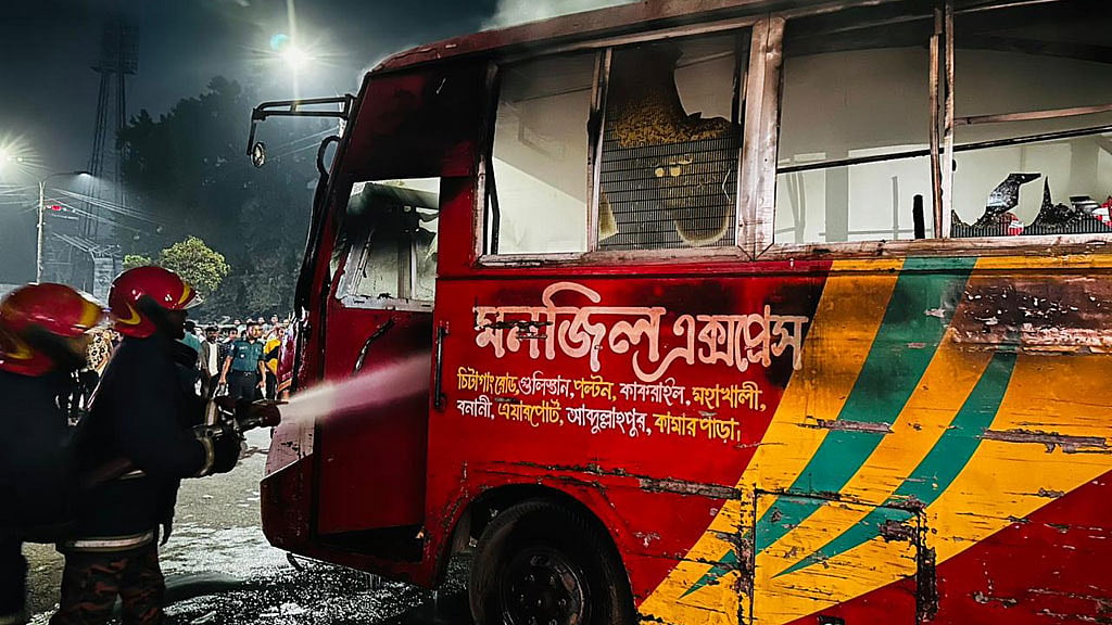 বাসে আগুনের খবরে শুরু হচ্ছে আরও ৪৮ ঘণ্টার অবরোধ