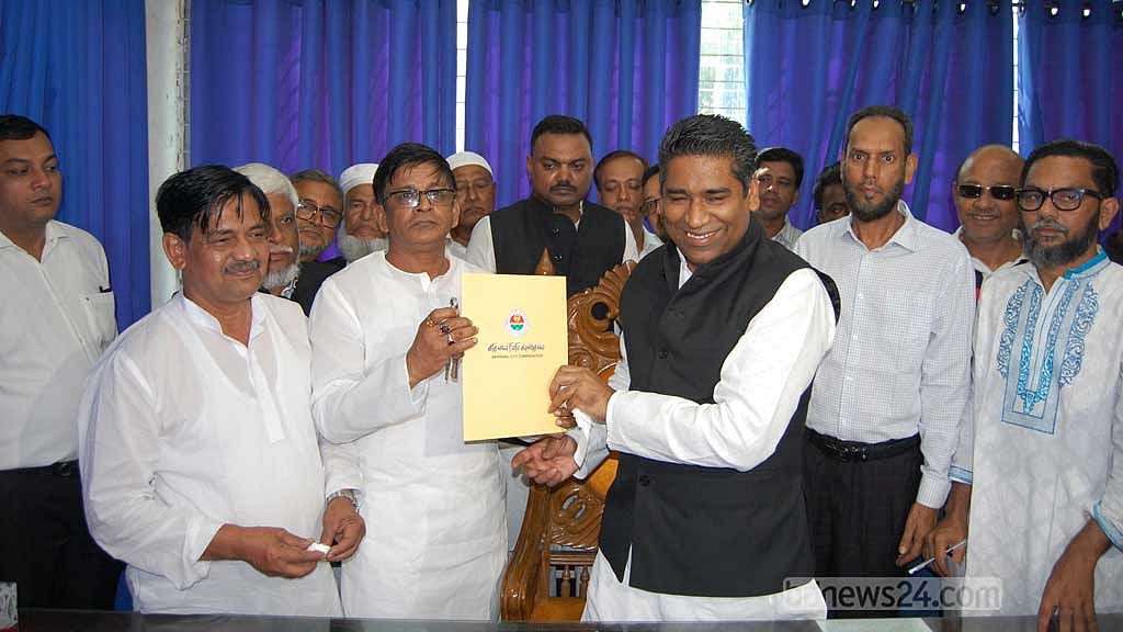 পাঁচ দিন আগেই মেয়রের পদ ছাড়লেন সাদিক