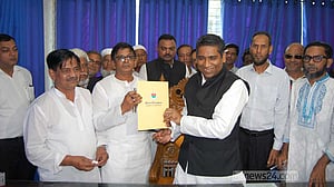 পাঁচ দিন আগেই মেয়রের পদ ছাড়লেন সাদিক