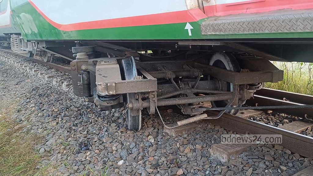 টাঙ্গাইলে ট্রেন লাইনচ্যুত, ঢাকা-উত্তরবঙ্গ রেল বন্ধ