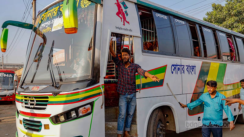 বিএনপির ডাকা তৃতীয় দফার অবরোধের পর শুক্রবার বিকালে মহাখালী বাস টার্মিনালে যাত্রীর জন্য হাঁকডাক।