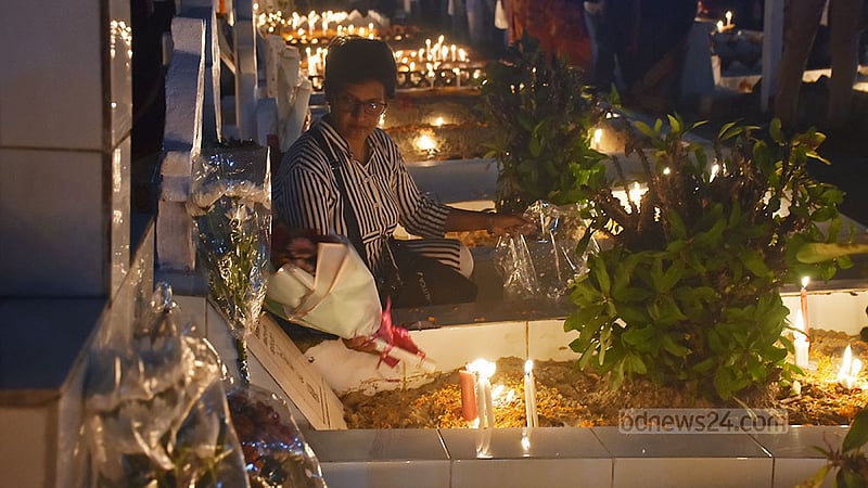 চট্টগ্রামের পাথরঘাটায় গির্জার সমাধিস্থলে মৃত স্বজনদের আত্মার শান্তি কামনায় ফুলের পাপড়িছিটিয়ে, আগরবাতি ও মোমবাতি প্রজ্বালন করে ‘অল সোলস ডে’ পালন করে ক্যাথলিক খ্রিস্টানরা।&amp;nbsp;ছবি: সুমন বাবু