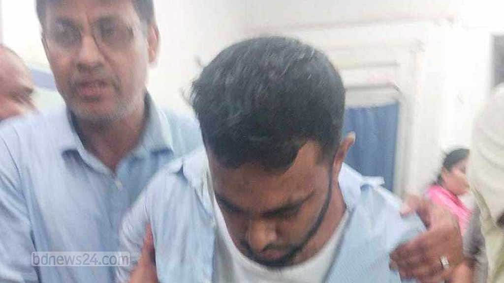 টঙ্গীতে ক্রসিং ঘেঁষে দাঁড়ানো ট্রাকে ট্রেনের ধাক্কা, কবজি হারালেন যাত্রী