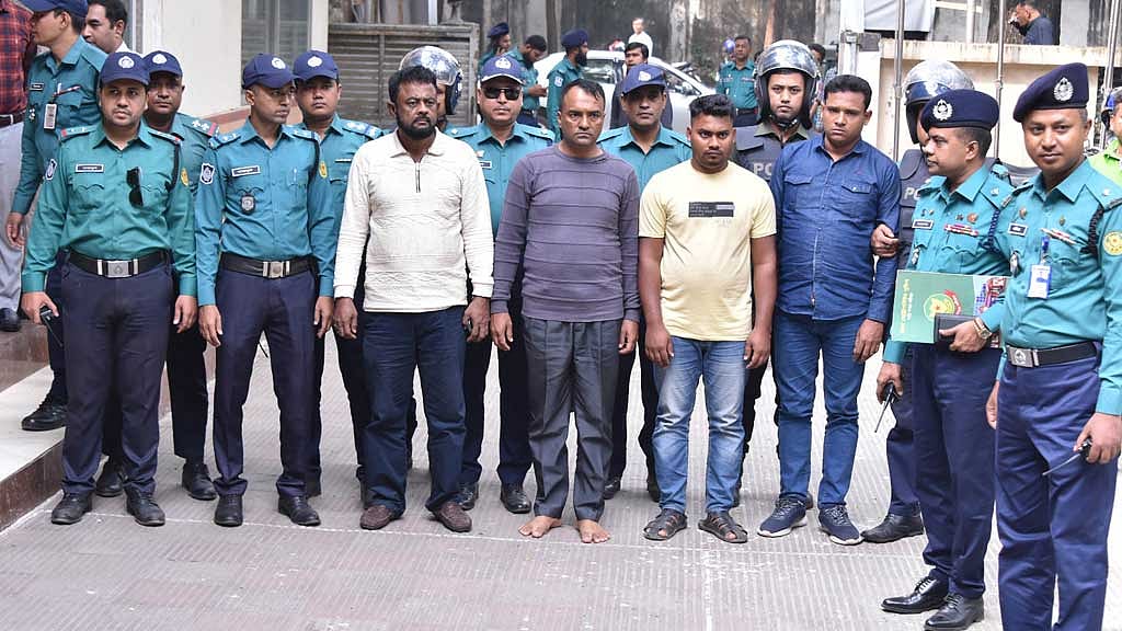 ৩৯ ভরি স্বর্ণসহ ব্যবসায়ীকে অপহরণ, উল্টোপথে গাড়ি চালিয়ে ধরা