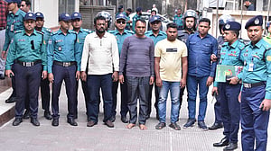 ৩৯ ভরি স্বর্ণসহ ব্যবসায়ীকে অপহরণ, উল্টোপথে গাড়ি চালিয়ে ধরা