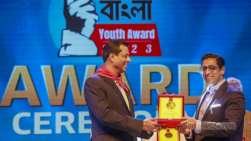 জয় বাংলা ইয়ুথ অ্যাওয়ার্ডের বিচারক সংসদ সদস্য নাহিম রাজ্জাকের হাতে শনিবার সম্মাননা ক্রেস্ট তুলে দেন সিআরআই চেয়ারম্যান সজীব ওয়াজেদ জয়।