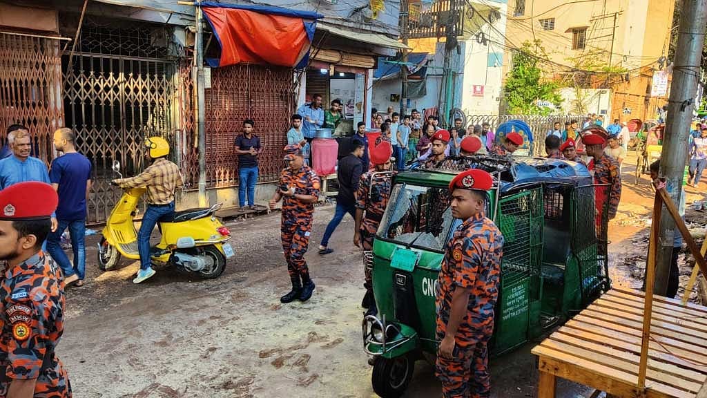 পুরান ঢাকায় হাতবোমা বিস্ফোরণে পুড়ল অটোরিকশা