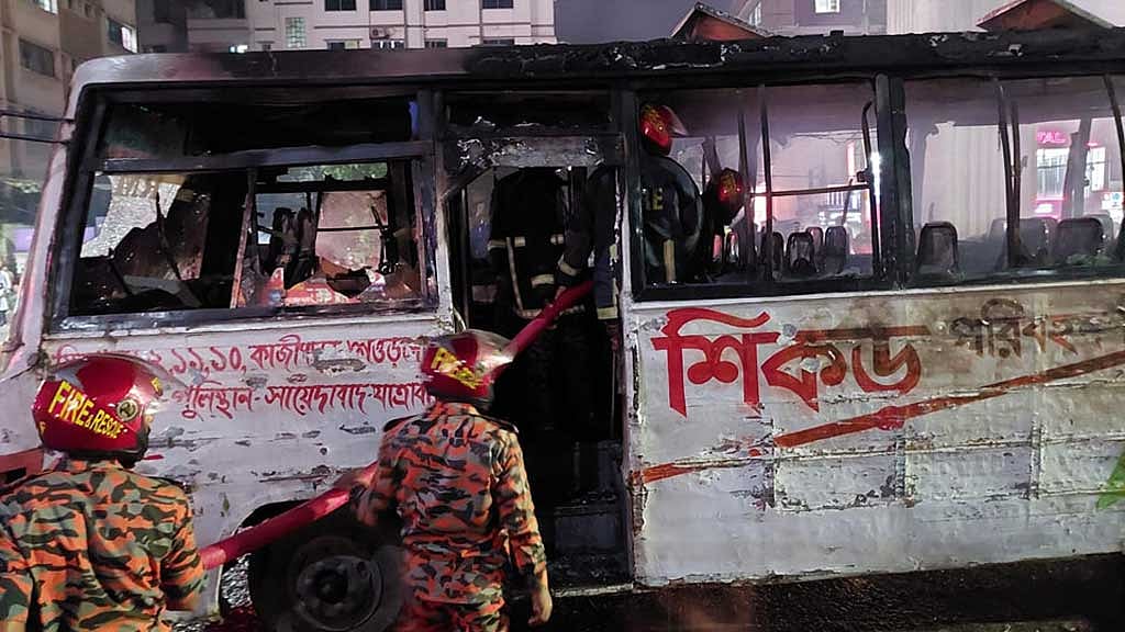 অবরোধের ৩০ ঘণ্টায় পুড়ল দেড় ডজন যানবাহন