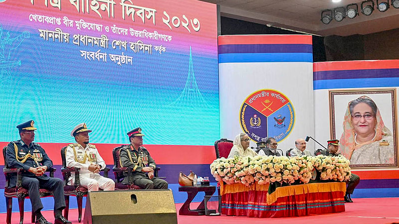 প্রধানমন্ত্রী শেখ হাসিনা মঙ্গলবার সকালে সশস্ত্র বাহিনী দিবস উপলক্ষে ঢাকা সেনানিবাসে খেতাবপ্রাপ্ত মুক্তিযোদ্ধা ও তাদের উত্তরাধিকারীদের সংবর্ধনা অনুষ্ঠানে বক্তব্য রাখেন।