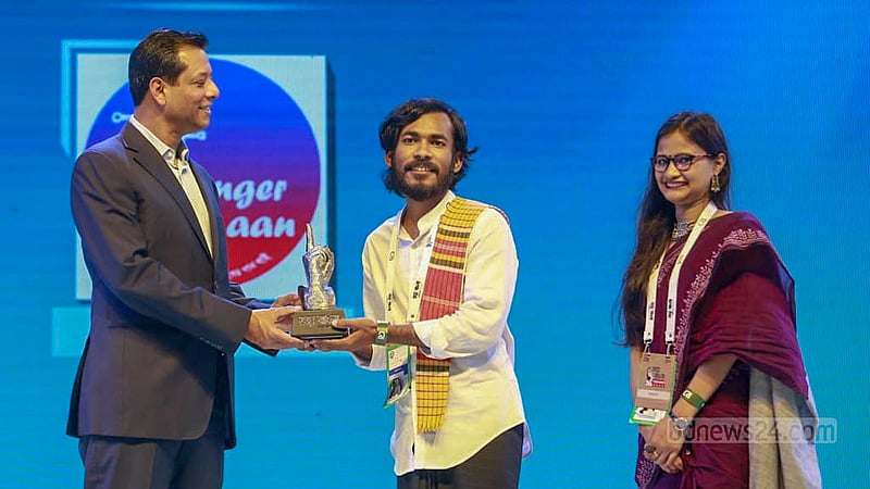 সিআরআইয়ের চেয়ারম্যান সজীব ওয়াজেদ জয়ের হাত থেকে জয় বাংলা ইয়ুথ অ্যাওয়ার্ড নিচ্ছেন শিল্প ও সংস্কৃতি ক্যাটাগরিতে পুরস্কার প্রাপ্তরা।