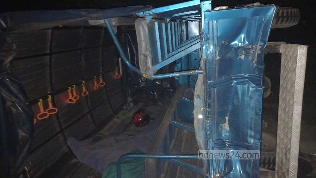গাজীপুরে পুলিশের গাড়িতে লরির ধাক্কা, কনস্টেবলের মৃত্যু
