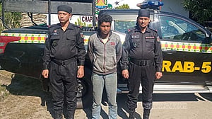 চাঁপাইনবাবগঞ্জে সাড়ে ৩ কেজি গান পাউডার জব্দ, যুবক গ্রেপ্তার