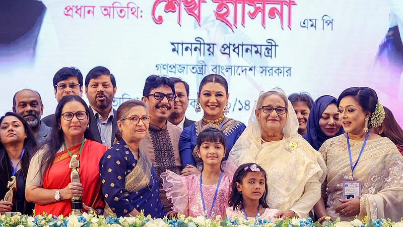 বঙ্গবন্ধু আন্তর্জাতিক সম্মেলন কেন্দ্রে মঙ্গলবার প্রধানমন্ত্রী শেখ হাসিনা ও তার ছোট বোন শেখ রেহানার সঙ্গে জাতীয় চলচ্চিত্র পুরস্কার ২০২২ বিজয়ীরা।