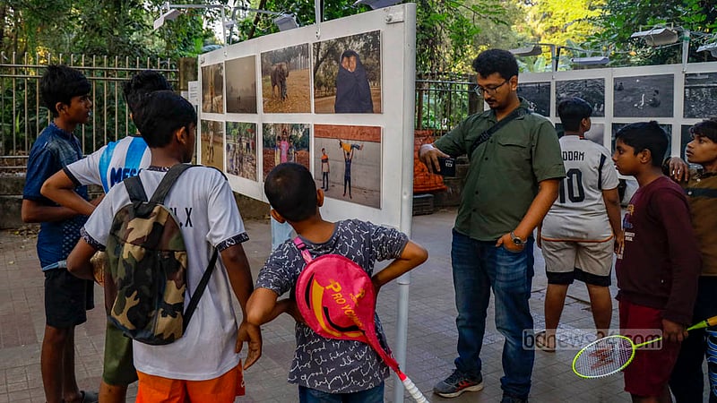 সোহরাওয়ার্দী উদ্যানে দিনভর দুরন্তপনায় মেতে থাকে এ শিশুরা। শনিবার ছবির হাটে উদ্যান শিরোনামের প্রদর্শনী ঘুরে দেখছে তারা।
