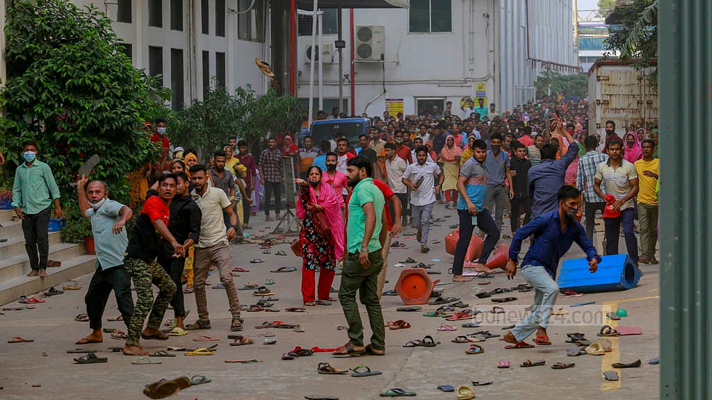 কঠোর হচ্ছেন পোশাক কারখানা মালিকরা, নিয়োগ বন্ধ