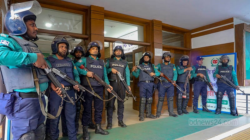 ঢাকার সেগুনবাগিচায় রিটার্নিং কর্মকর্তার কার্যালয়ে বৃহস্পতিবার পুলিশের নিরাপত্তা ব্যবস্থা।
