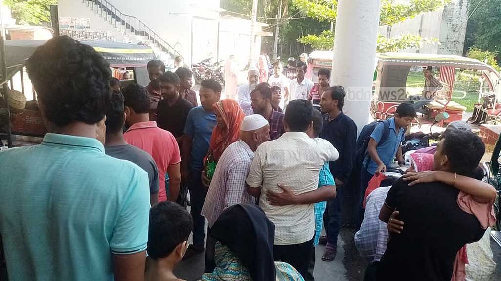 বরিশাল গাছ থেকে পড়ে প্রাণ গেল ব্যবসায়ীর