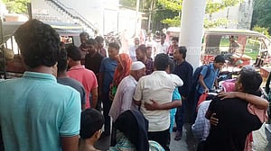 বরিশাল গাছ থেকে পড়ে প্রাণ গেল ব্যবসায়ীর