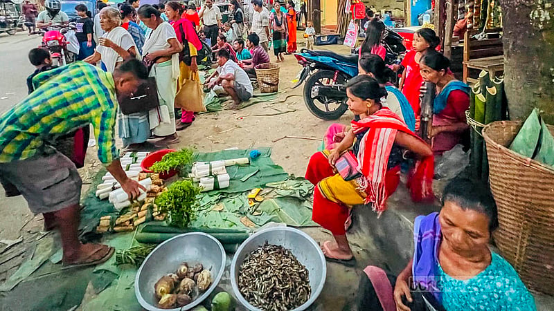 খাগড়াছড়ির দীঘিনালা উপজেলার লারমা স্কয়ারের হাটে এ নারী বিক্রেতার দোকানে পণ্য দেখছেন একজন।&amp;nbsp;ছবি: সমির মল্লিক