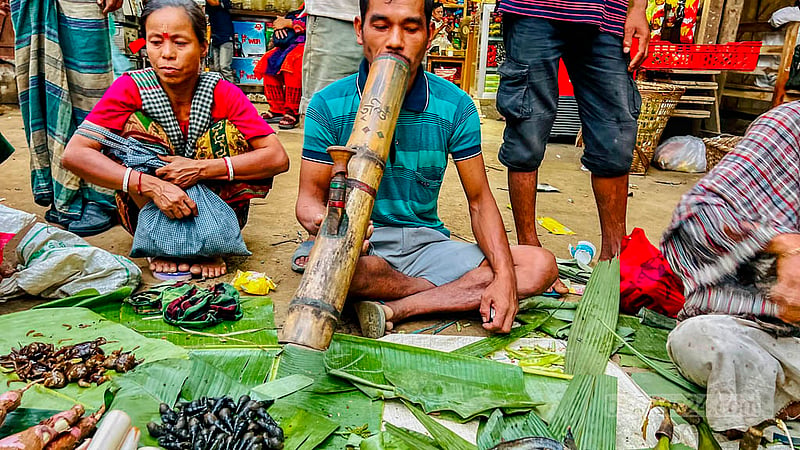 খাগড়াছড়ির দীঘিনালা উপজেলার লারমা স্কয়ারের হাটে নারী বিক্রেতার পাশাপাশি পুরুষ বিক্রেতারাও পণ্য বেচে থাকেন।&amp;nbsp;ছবি: সমির মল্লিক