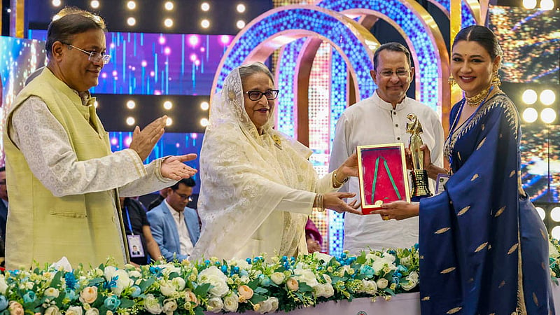 বঙ্গবন্ধু আন্তর্জাতিক সম্মেলন কেন্দ্রে মঙ্গলবার জাতীয় চলচ্চিত্র পুরস্কার ২০২২ বিতরণ অনুষ্ঠানে সেরা অভিনেত্রী জয়া আহসানের হাতে পুরস্কার তুলে দেন প্রধানমন্ত্রী শেখ হাসিনা। ‘বিউটি সার্কাস’ সিনেমার জন্য তিনি যৌথভাবে এ পুরস্কার পান।