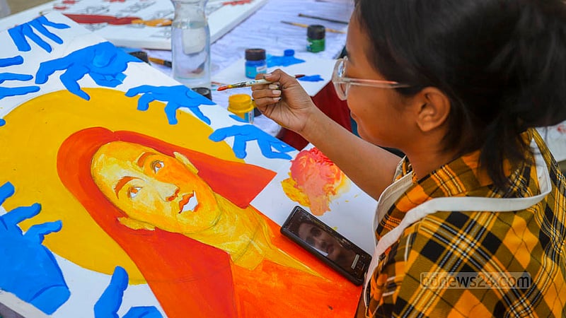 ঢাকা বিশ্ববিদ্যালয়ের চারুকলা অনুষদের শিক্ষার্থীরা নারী নির্যাতন প্রতিরোধে সচেতনতা বাড়াতে নারীদের বিভন্ন বিষয়বস্তু নিয়ে ছবি আঁকেন।&amp;nbsp;ছবি: তাওহীদুজ্জামান তপু