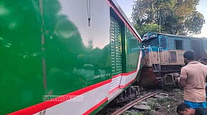 কিশোরগঞ্জে মুখোমুখি দুই ট্রেন, থামাতে গিয়ে লাইনচ্যুত একটি