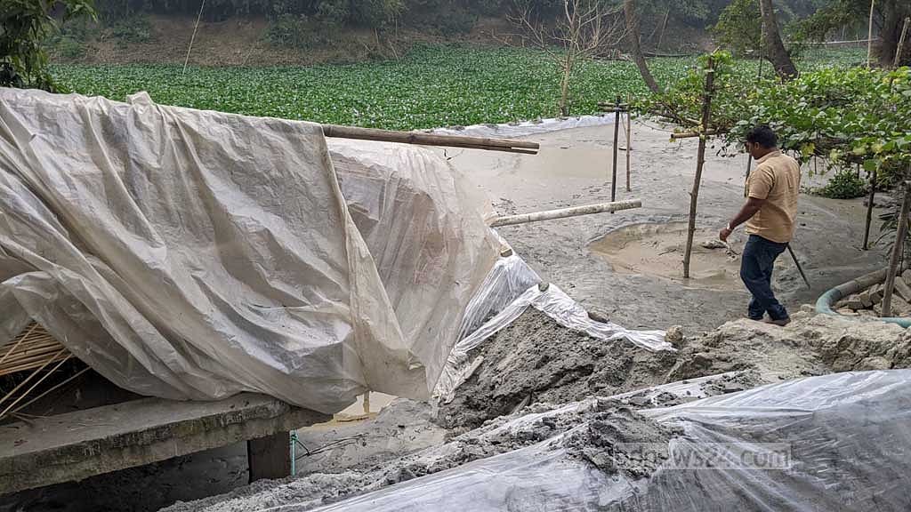 মানিকগঞ্জের ইছামতীতে অকেজো করা হয়েছে ৪টি ড্রেজার