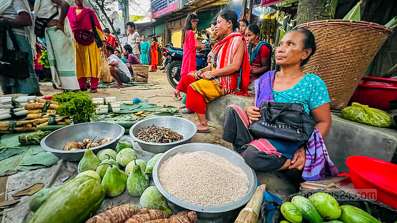 খাগড়াছড়ির দীঘিনালা উপজেলার লারমা স্কয়ারে প্রতিদিন হাটে পণ্য বেচতে বসেন নারীরা।&amp;nbsp;ছবি: সমির মল্লিক