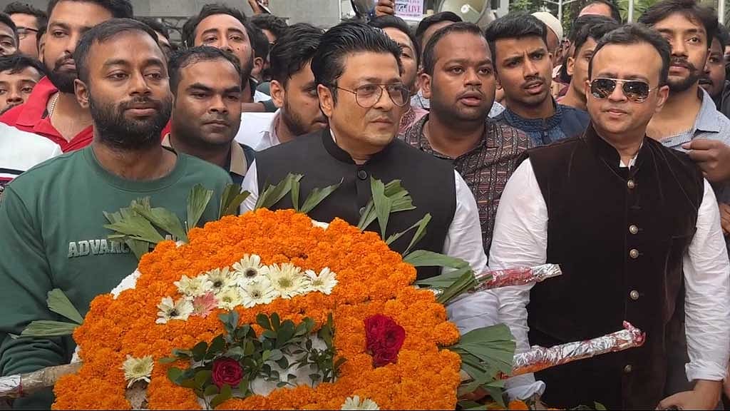 ভিড় ঠেলে বঙ্গবন্ধুর প্রতিকৃতিতে শ্রদ্ধা জানালেন ফেরদৌস