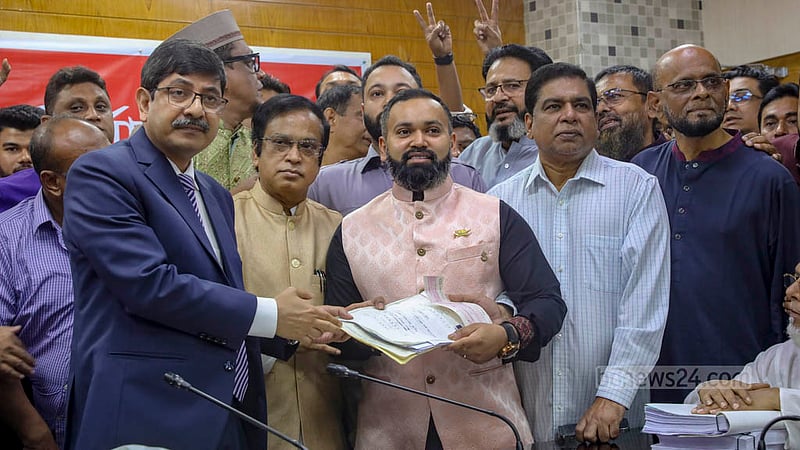 ঢাকার সেগুনবাগিচায় বৃহস্পতিবার রিটার্নিং কর্মকর্তার কার্যালয় এসে মনোনয়নপত্র জমা দেন ঢাকা-৭ আসনের আওয়ামী লীগের প্রার্থী মোহাম্মদ সোলায়মান সেলিম। সঙ্গে ছিলেন বাবা বর্তমান সংসদ সদস্য হাজী মোহাম্মদ সেলিম।