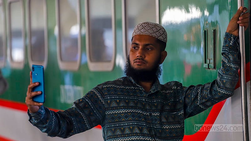 প্রথমবারের মতো সুন্দরবন এক্সপ্রেসের এই ট্রেনটি ঢাকা থেকে খুলনা যাবে পদ্মা সেতু পার হবে। এই সময়ের সাক্ষী হতে ট্রেনের সঙ্গে অনেকেই তোলেন সেলফি।&amp;nbsp;ছবি: তাওহীদুজ্জামান তপু