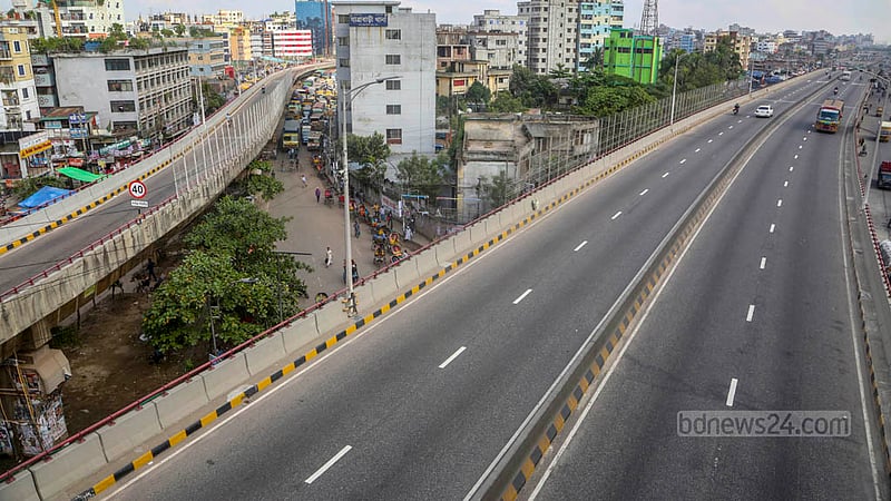 বিএনপি-জামায়াতের ডাকা ৪৮ ঘণ্টা হরতালের প্রথম দিন রোববার যাত্রাবাড়ী এলাকায় হানিফ ফ্লাইওভারের চিত্র।