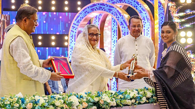 জাতীয় চলচ্চিত্র পুরস্কার ২০২২ বিতরণ অনুষ্ঠানে সেরা অভিনেত্রীর পুরস্কার গ্রহণ করেন রিকিতা নন্দিনী শিমু। ‘শিমু’ চলচ্চিত্রের জন্য&amp;nbsp; তিনি যৌথভাবে এ পুরস্কার পান।